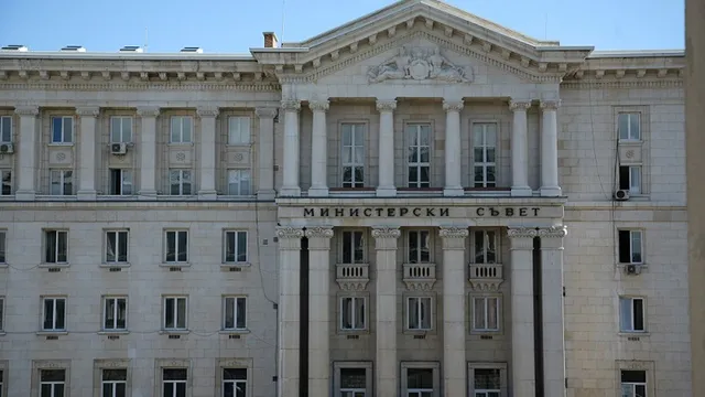 Правителството увеличава част от държавните такси