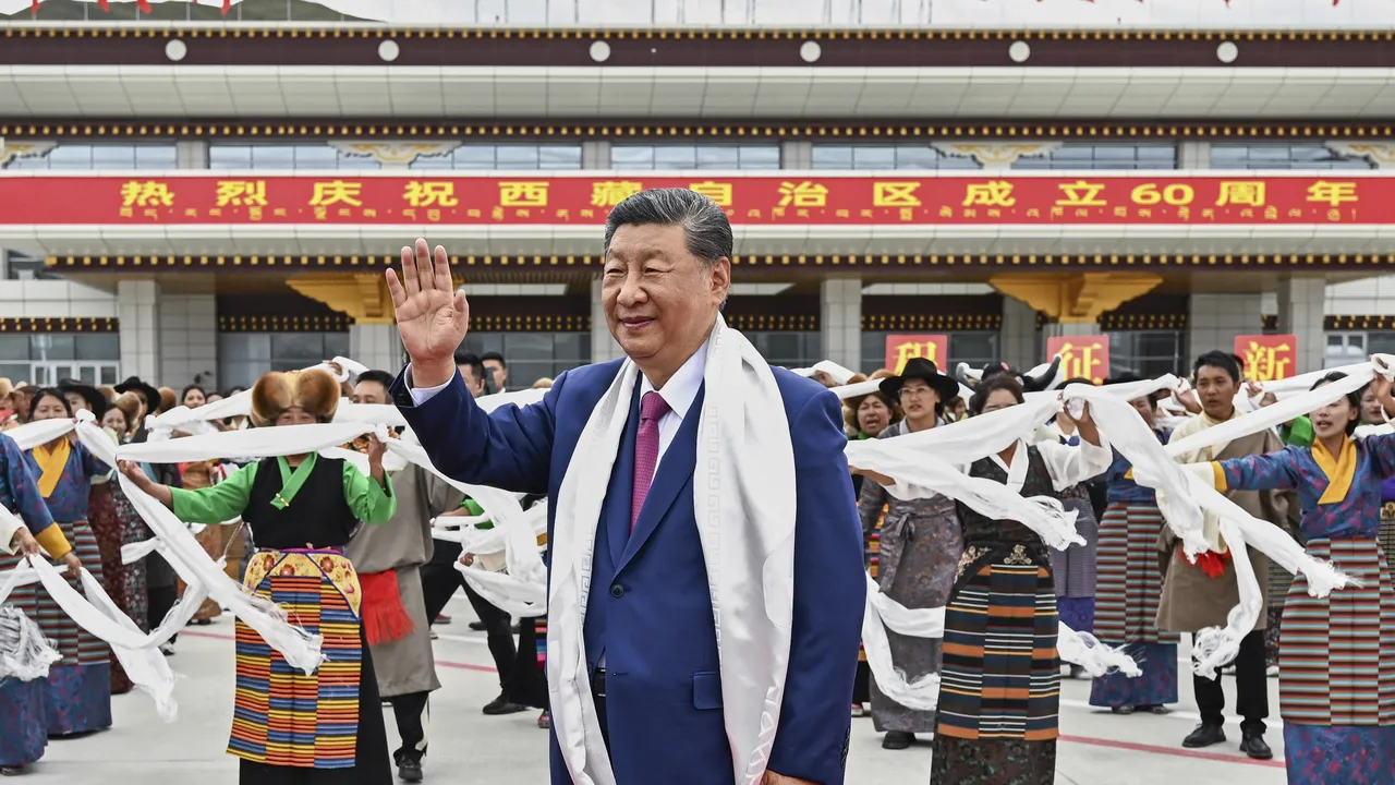 Си Дзинпин с рядко посещение в Тибет