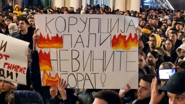 Родители на децата, загинали при пожара в Кочани, излязоха на поредно мирно шествие