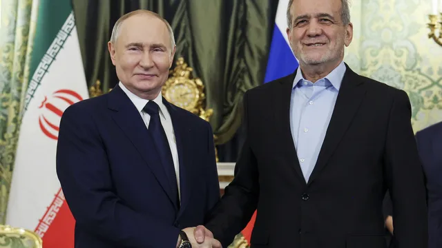 Путин брифира Пезешкиан за срещата му с Тръмп