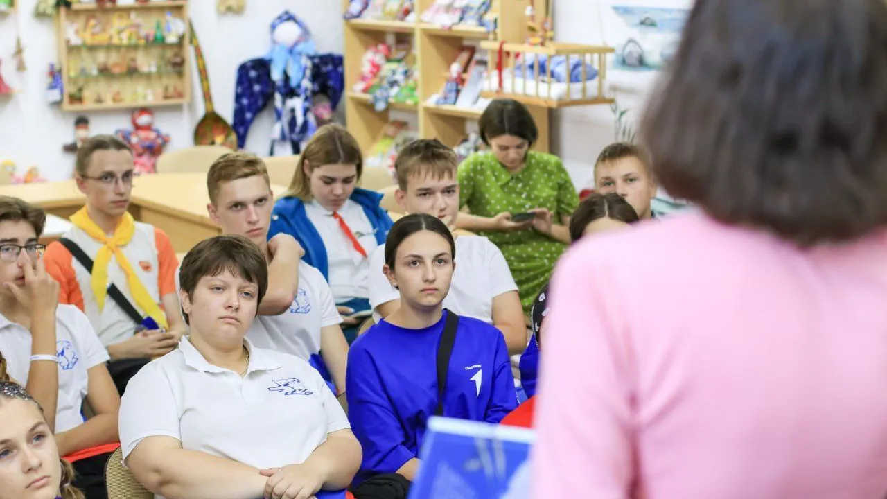 „День Победы“ и "Червено слънце": учениците в Русия ще пеят "патриотично"