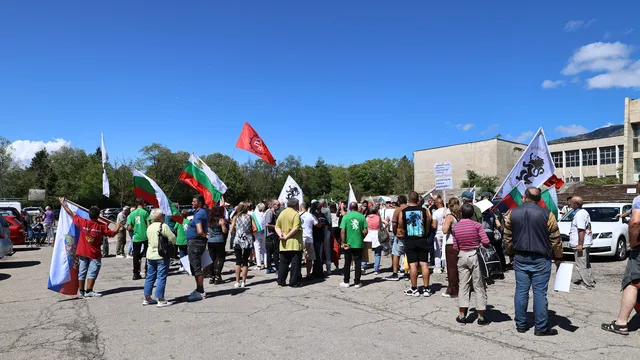 Привърженици на "Възраждане" протестират пред ВМЗ – Сопот