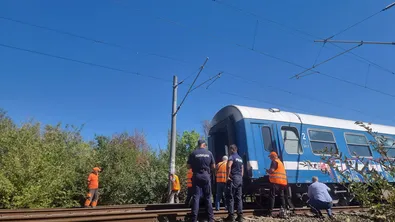 Товарен влак дерайлира в София