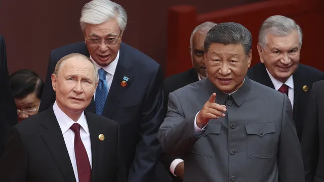 Си Дзинпин и Путин си говорят за безсмъртието, улови ги микрофон