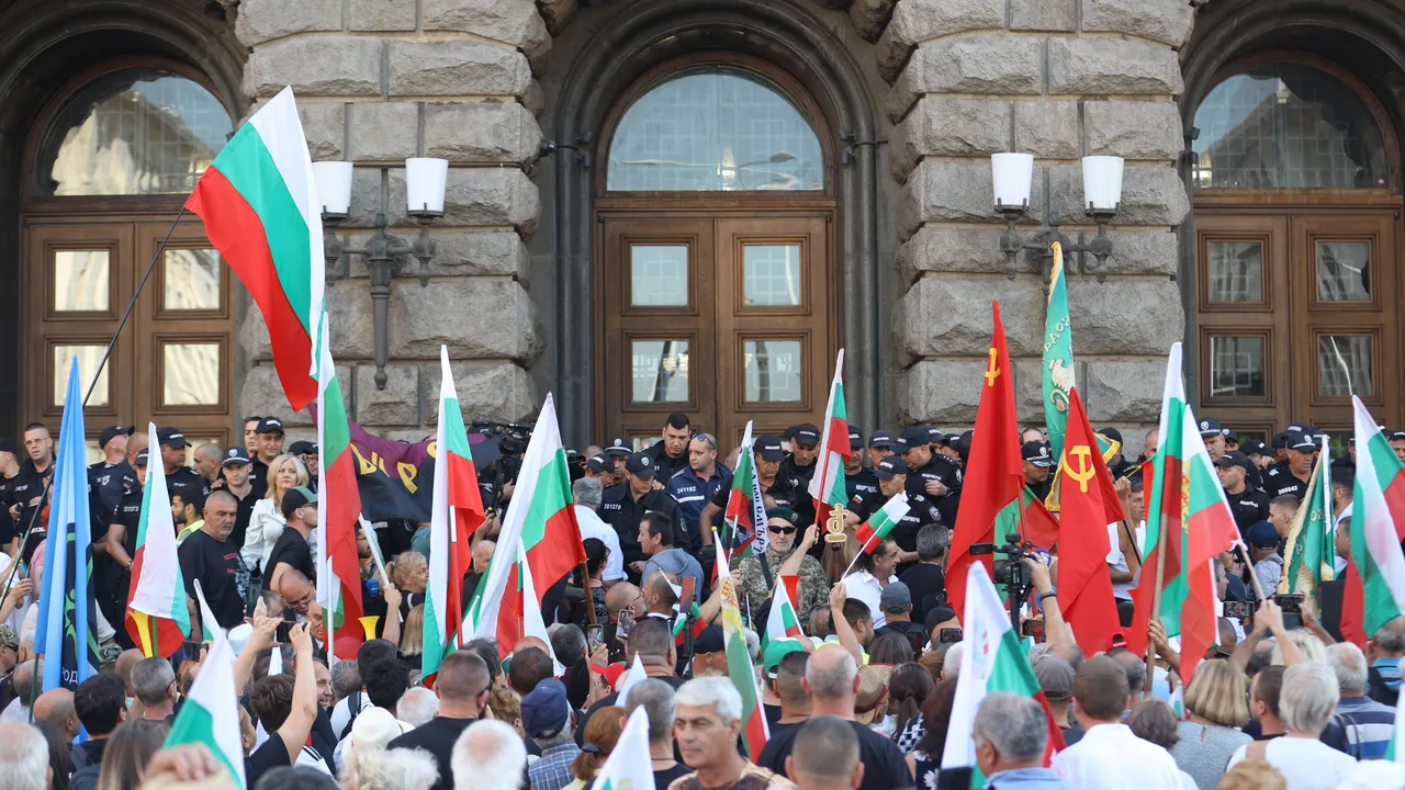 Протест беляза началото на есенната сесия на парламента