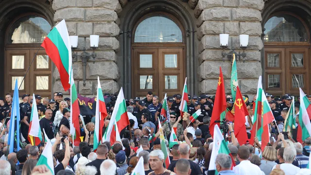 Протест беляза началото на есенната сесия на парламента