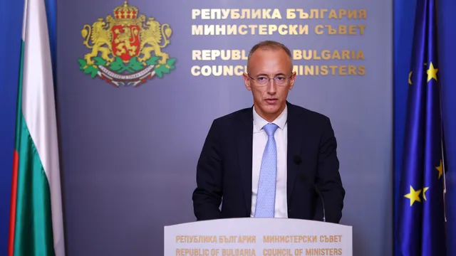 Министър Вълчев успокои седмокласниците: Изпитът по математика няма да е труден, въпреки новостите