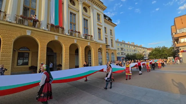140-метров трикольор за Съединението разпънаха в Сливен