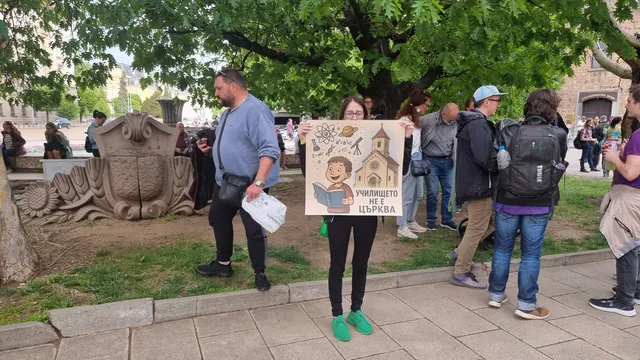 Недоволни излизат на протест "Училището не е църква, нито джамия"