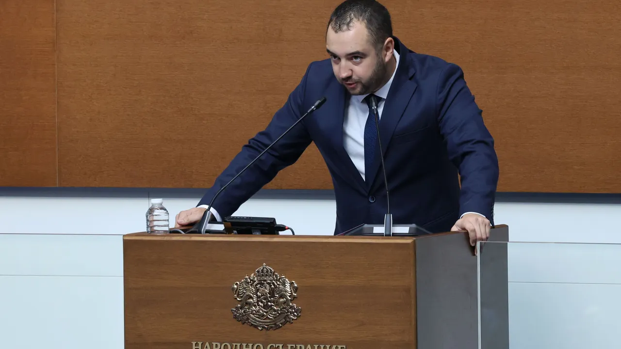 БСП си спомнят за 9 септември от парламентарната трибуна