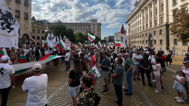 "Възраждане" излезе на протест в София