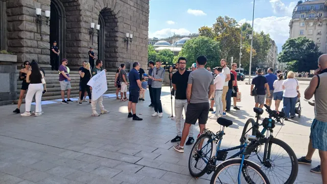 Протести срещу полевите тестове за наркотици продължават пред парламента