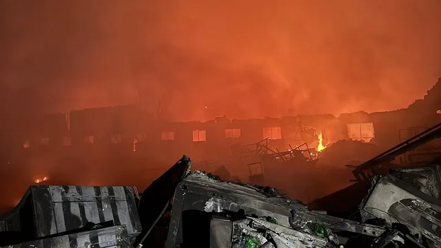 Скопие обгърнато от еко криза след пожар в склад с електронни отпадъци