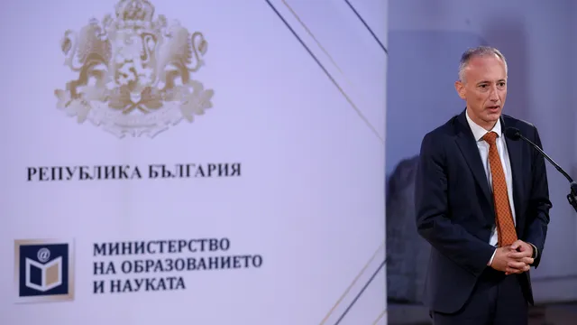 Около 57 000 първокласници се очакват тази есен, съобщи Вълчев