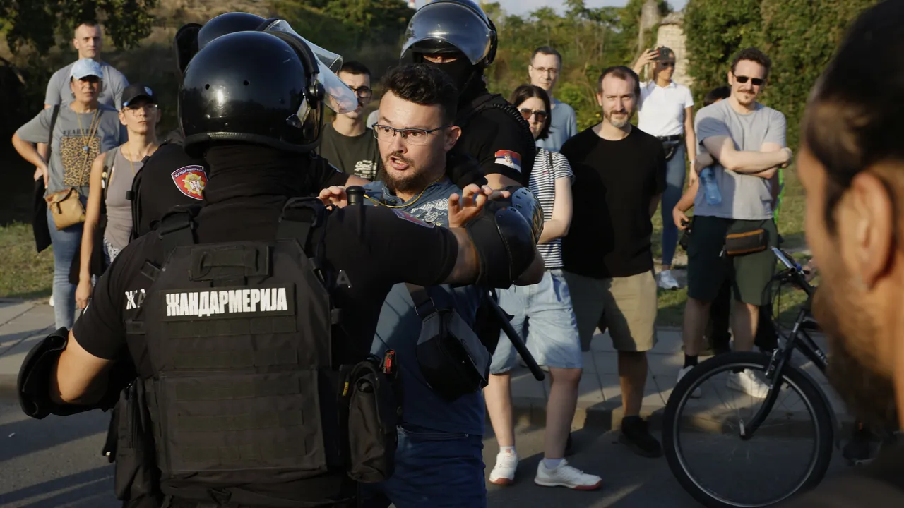 Протести и контрапротести изостриха политическата криза в Сърбия