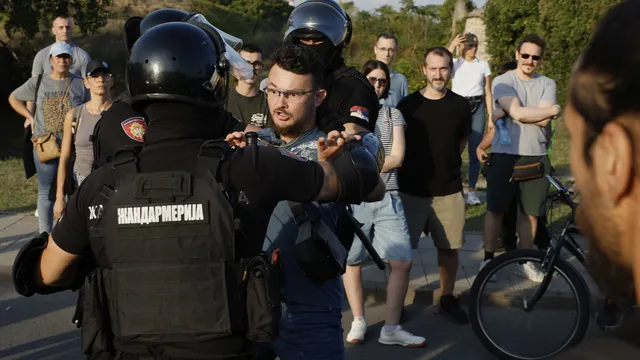Протести и контрапротести изостриха политическата криза в Сърбия