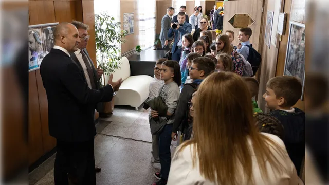 Политици на първия учебен ден: Радев, Желязков и Йотова сред учениците