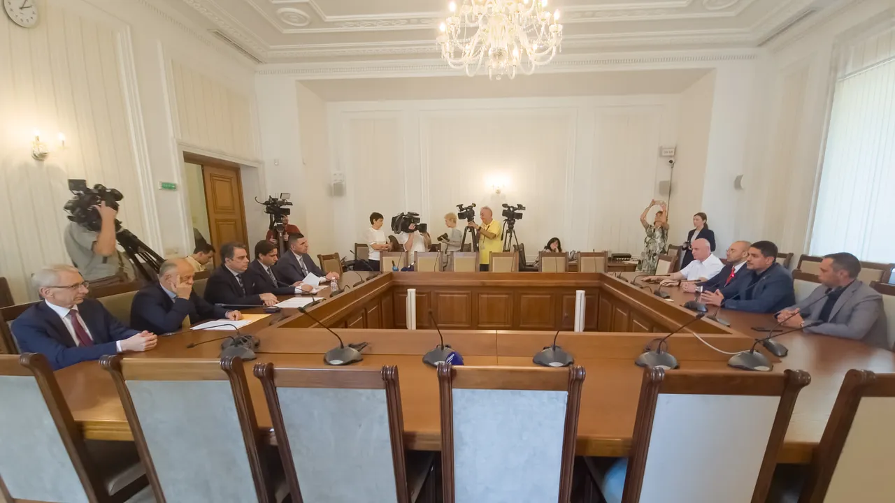 Вотът на недоверие няма да свали кабинета, но е предупреждение към властта