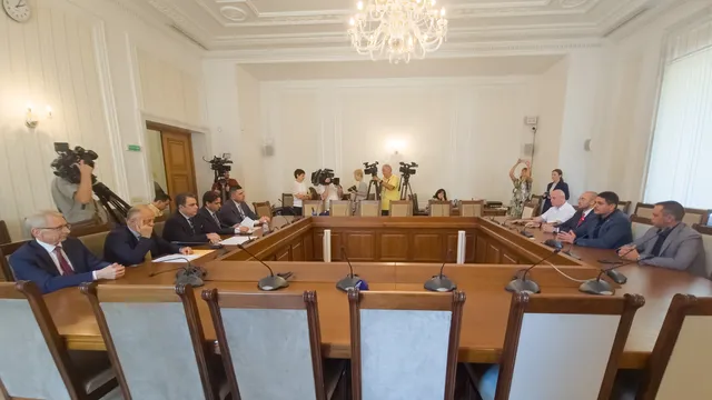 Вотът на недоверие няма да свали кабинета, но е предупреждение към властта