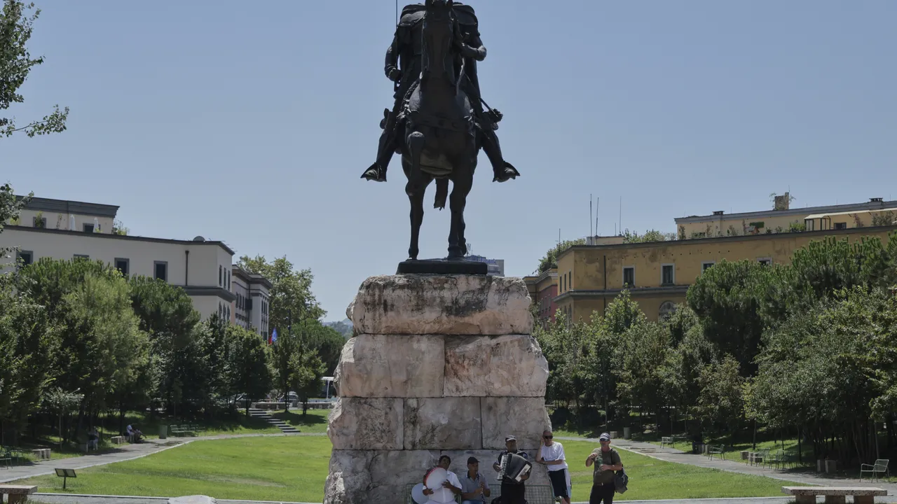 Впечатляващ напредък на Албания, констатира еврокомисар