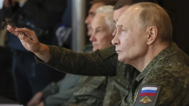 Облечен във военна униформа, Путин посети ученията "Запад 2025"