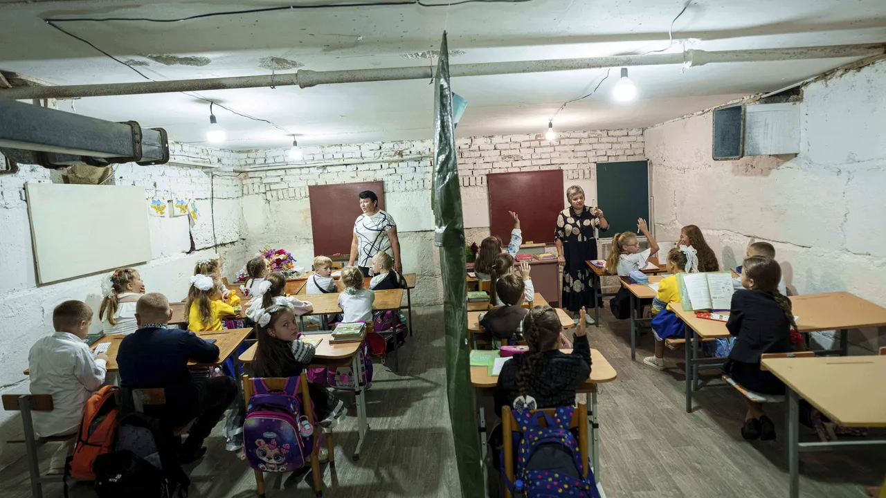 Въпреки войната: Украйна повишава учителските заплати и стипендиите