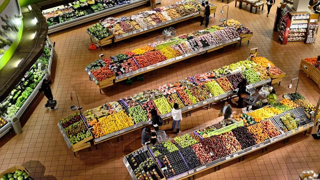 КНСБ: Рекордьори сме по надценки на сирената, краставиците, млечните продукти