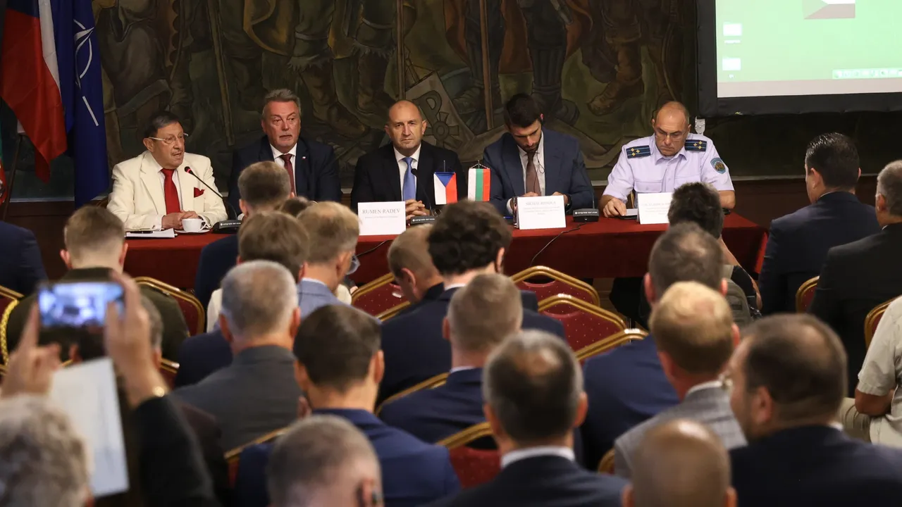 Радев: Необходимо е да инвестираме повече в развитието на съвременни отбранителни способности