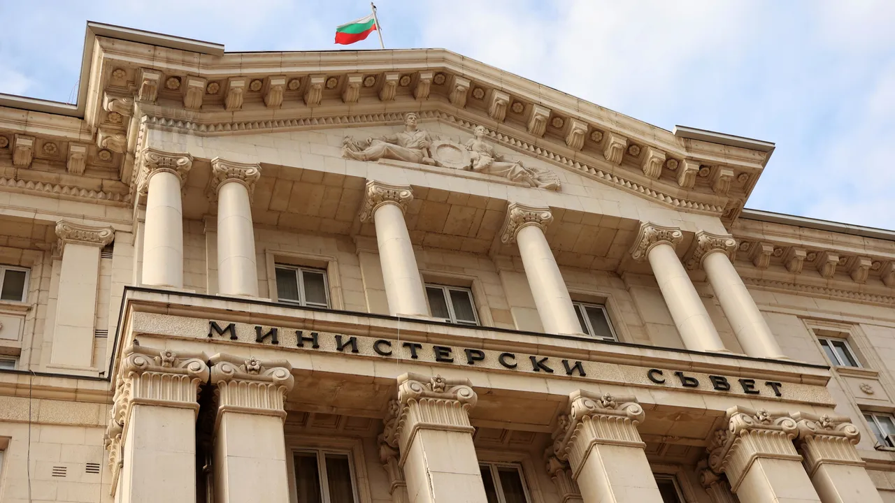 Правителството заседава паралелно с дебатите по петия вот на недоверие