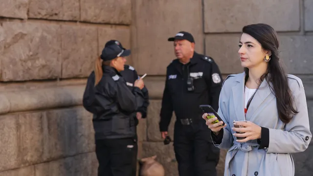 Лена Бориславова: Призоваваме Пеевски и Борисов да слязат от колите, които ние им плащаме