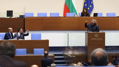 129 депутати се регистрираха в началото на заседанието, парламентът под полицейска охрана
