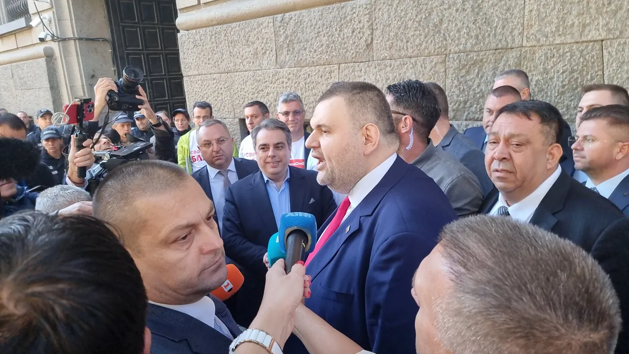 Словесен двубой между Пеевски и Асен Василев пред парламента