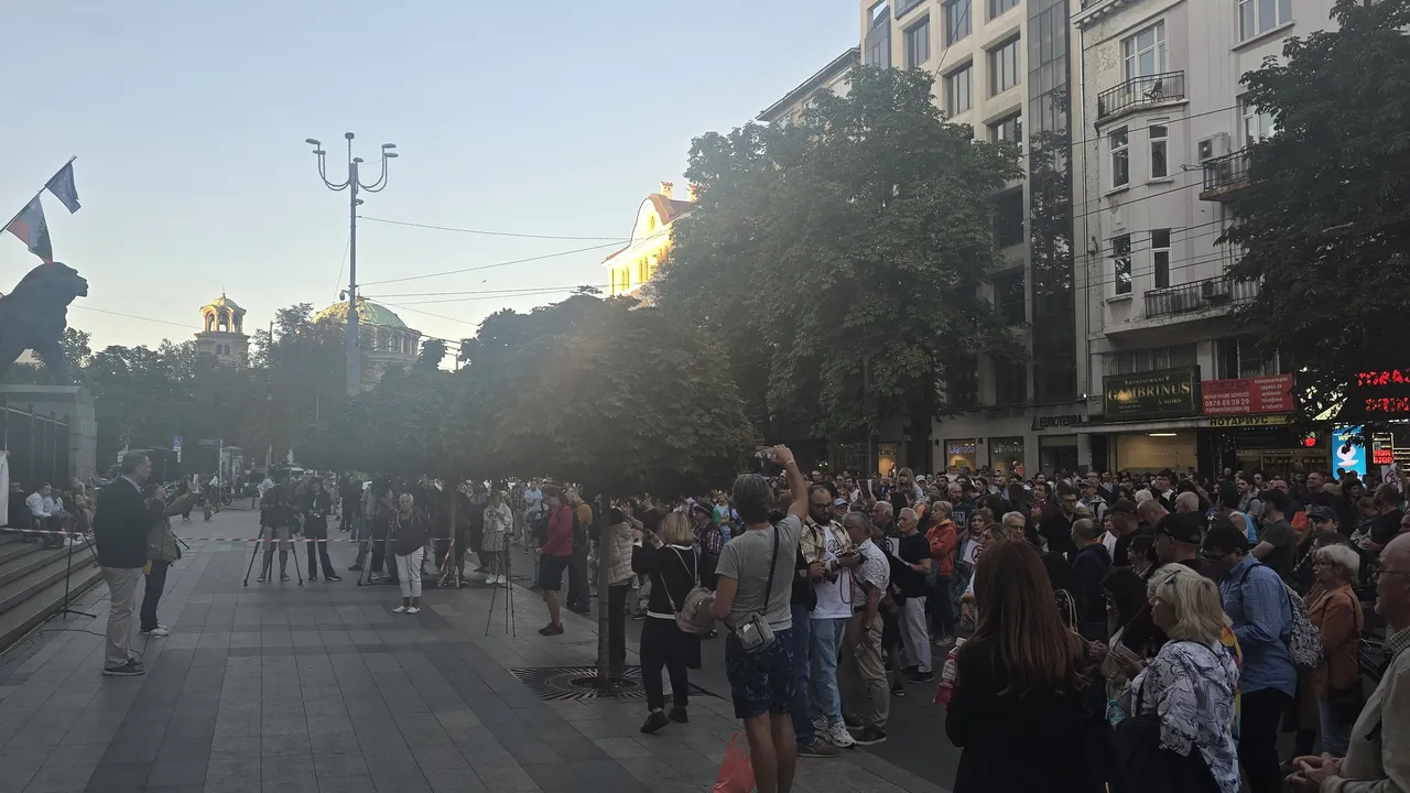 Протест срещу "държава с главно Д" пред Съдебната палата