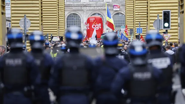 Срещу бюджетните скращения: Стотици хиляди души излязоха по улиците на Франция