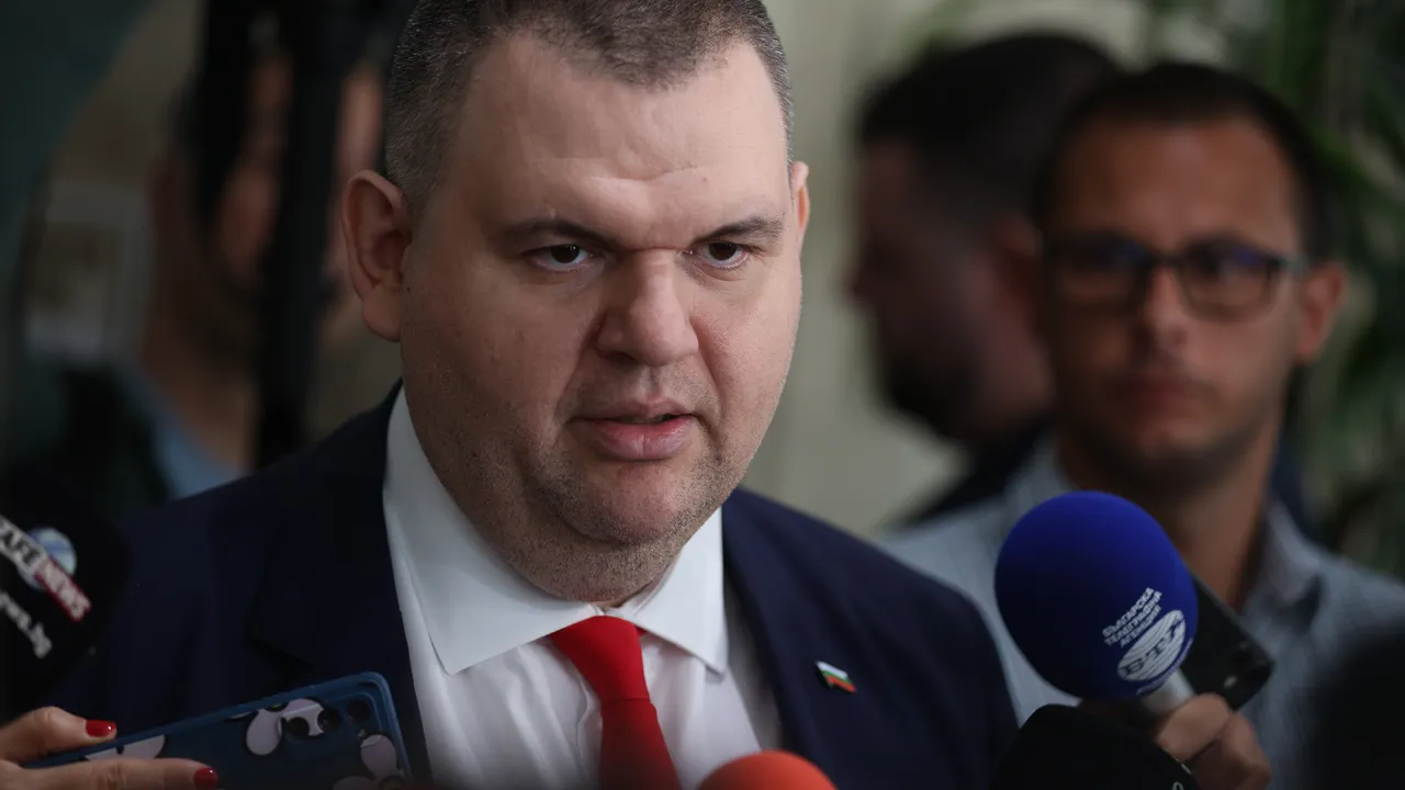 Пеевски отговори на Борисов: Да си нареди на премиера да приключи темата с водата