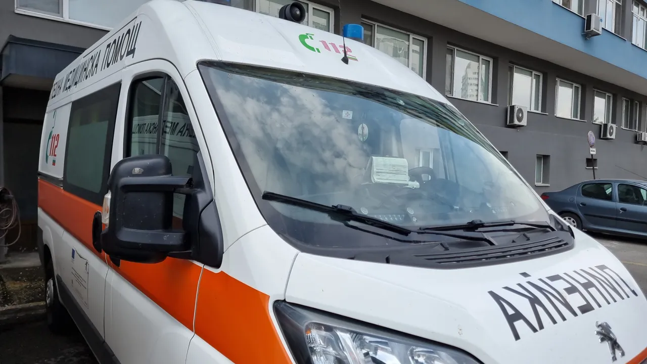 Мъж, жена и момче открити простреляни в кола