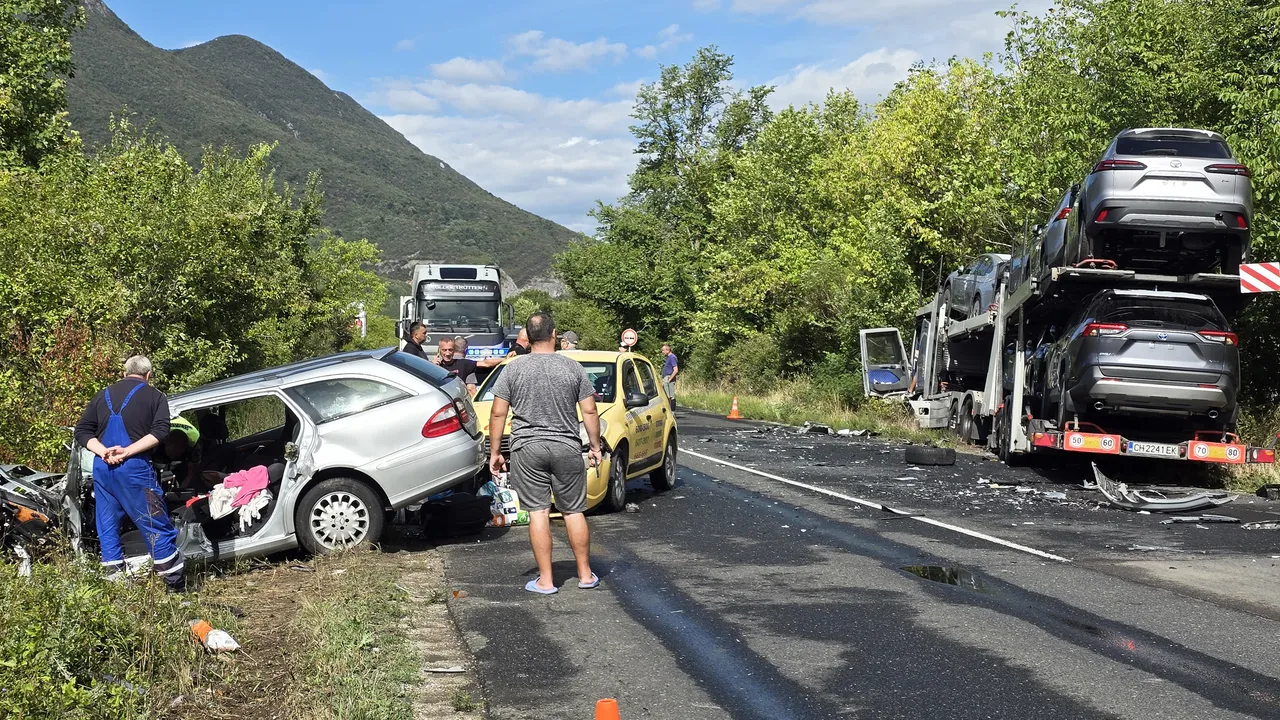 Тир е "прескочил" мантинелите на АМ "Тракия" край Стара Загора