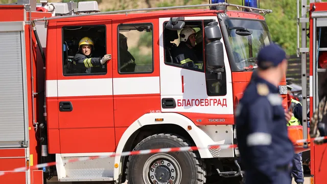 Пожарът край Девня овладян, районът остава задимен