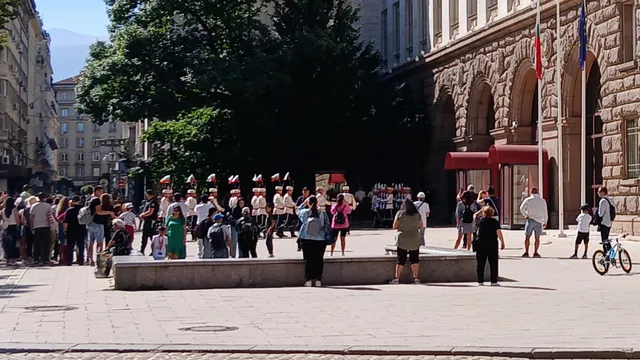С почести и гвардейски церемониал България отбеляза Деня на независимостта през президентството