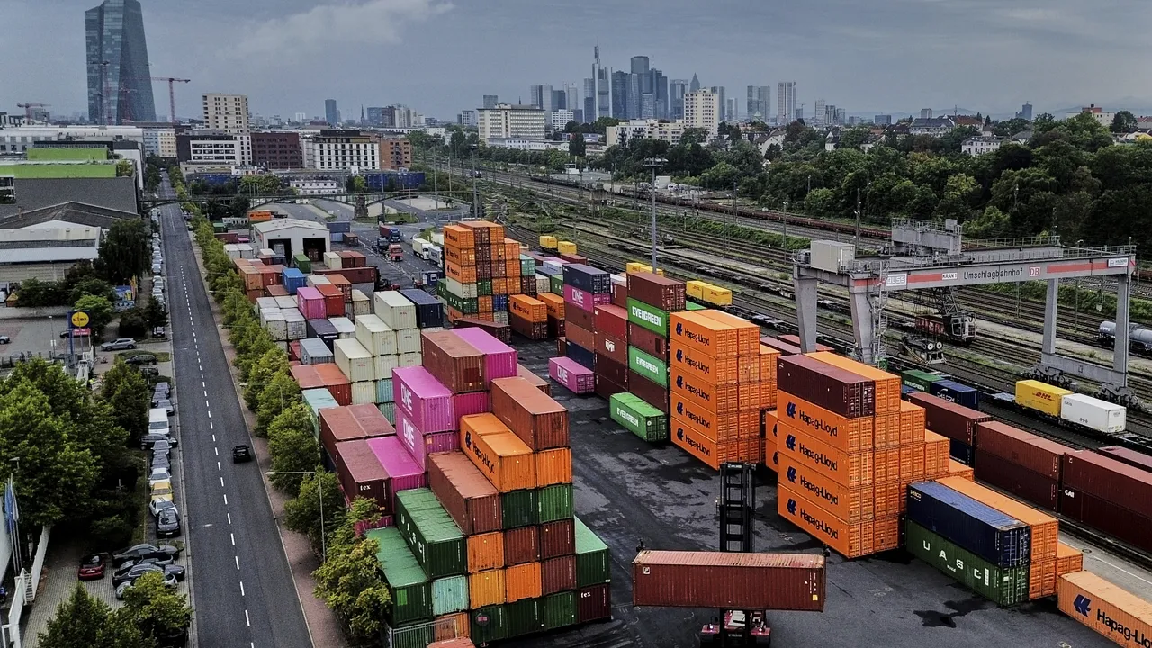 Бизнес активността в еврозоната достига 16-месечен връх