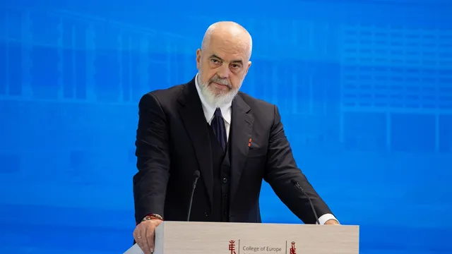 Хаос в албанския парламент заради министъра робот – хвърлиха Конституцията по Еди Рама