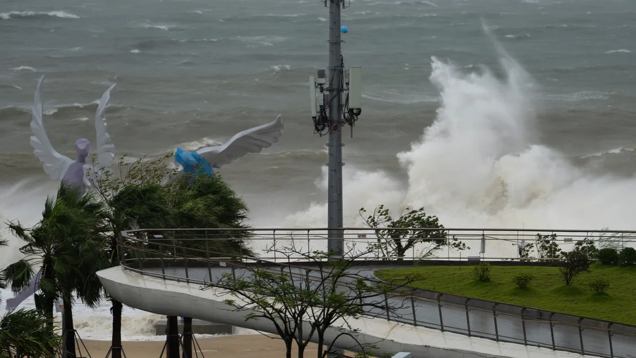 Тайфунът Рагаса достигна Южен Китай
