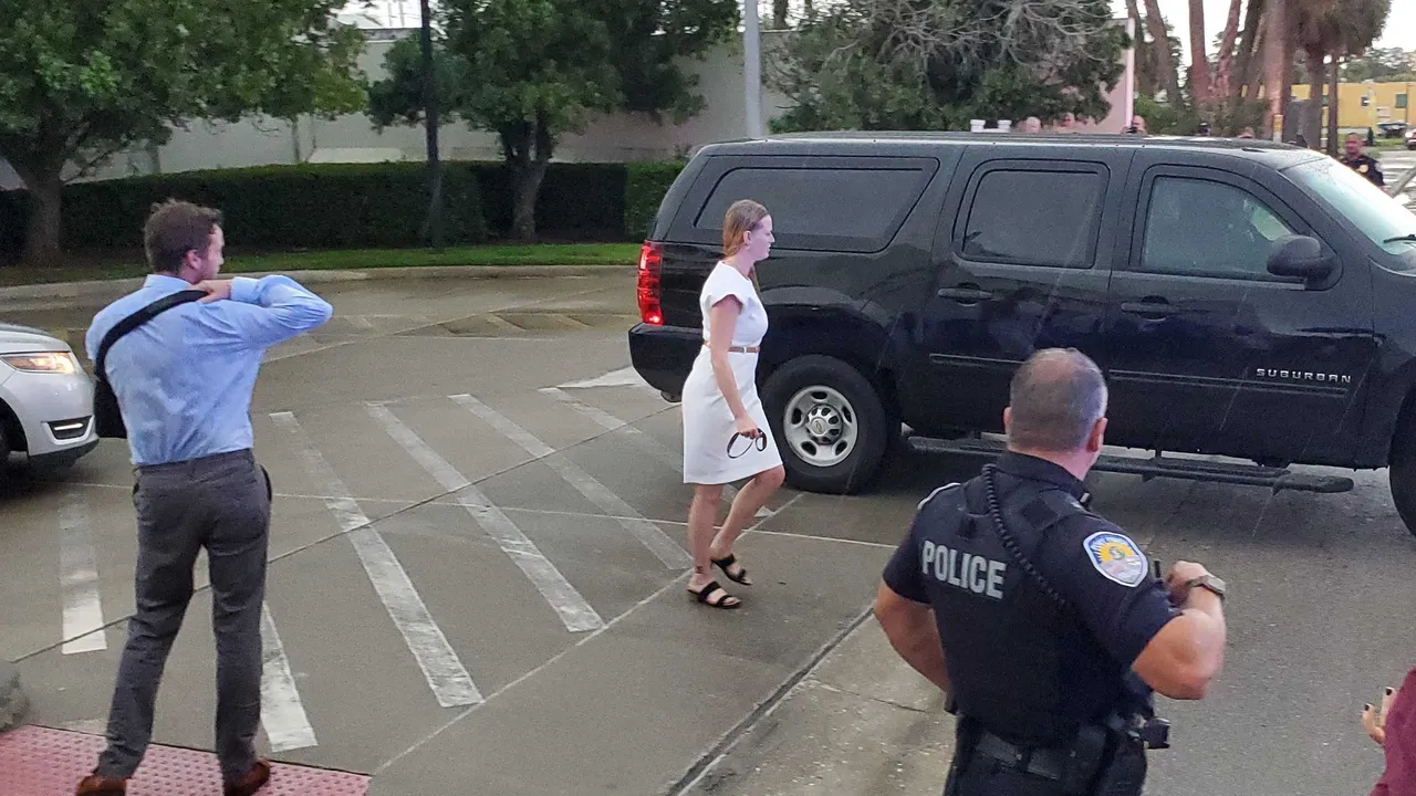 Няколко души са ранени, един е убит при стрелба в имиграционния офис в Далас