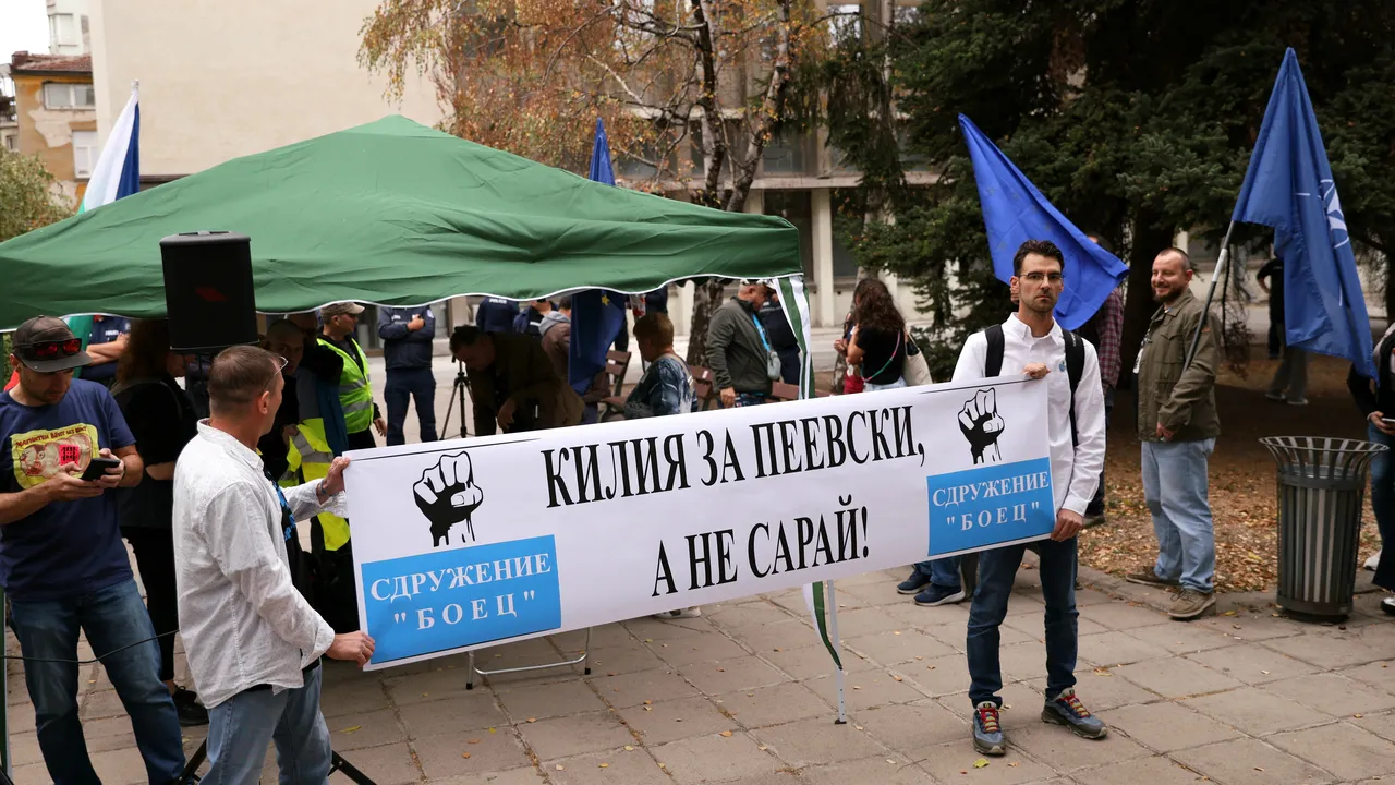 Протест пред централата на ДПС в София: „Килия за Пеевски, а не сарай“