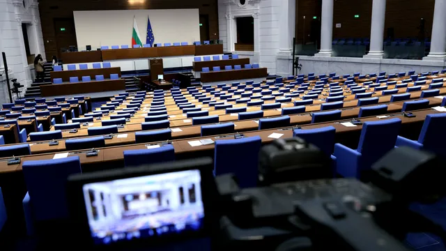 Парламентът пак във ваканция: Eдва 11 депутати в залата