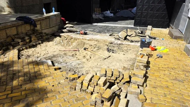 Съставиха акт на фирмата, разкопала жълтите павета