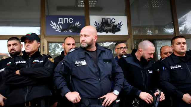 Протестиращи напръскаха със спрей централата на ДПС-НН