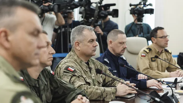 Полша затвори въздушното си пространство и вдигна изтребители заради руска атака срещу Украйна