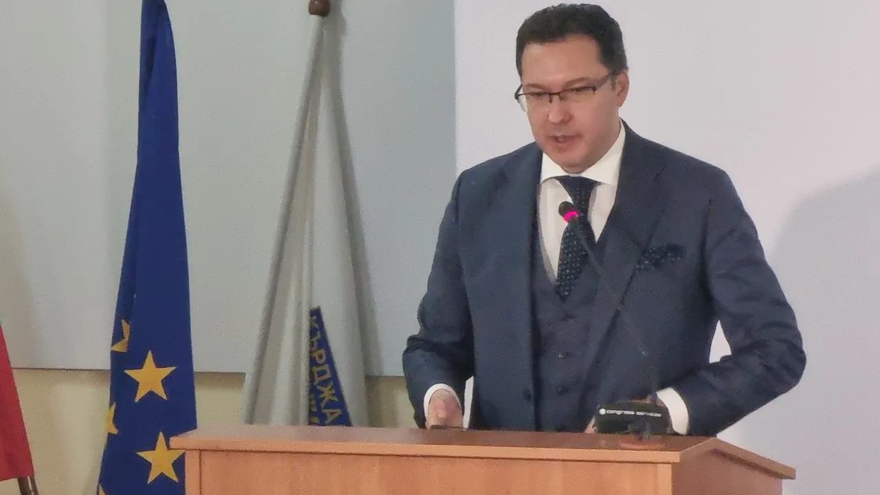 Митов: Образувани са 155 досъдебни производства за хакерски атаки и измами в интернет във връзка с еврото