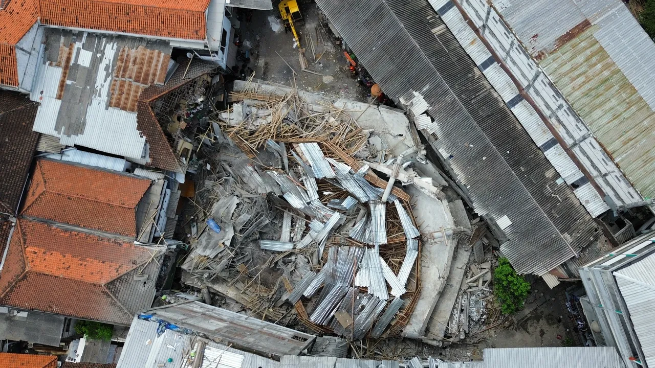 Трагедия в Индонезия: Училище се срути, има загинали и десетки ранени